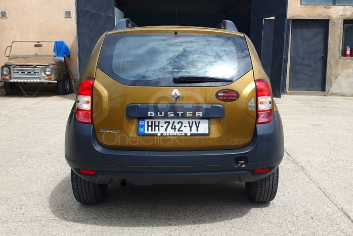 Yellow Renault Duster 4x4 2016